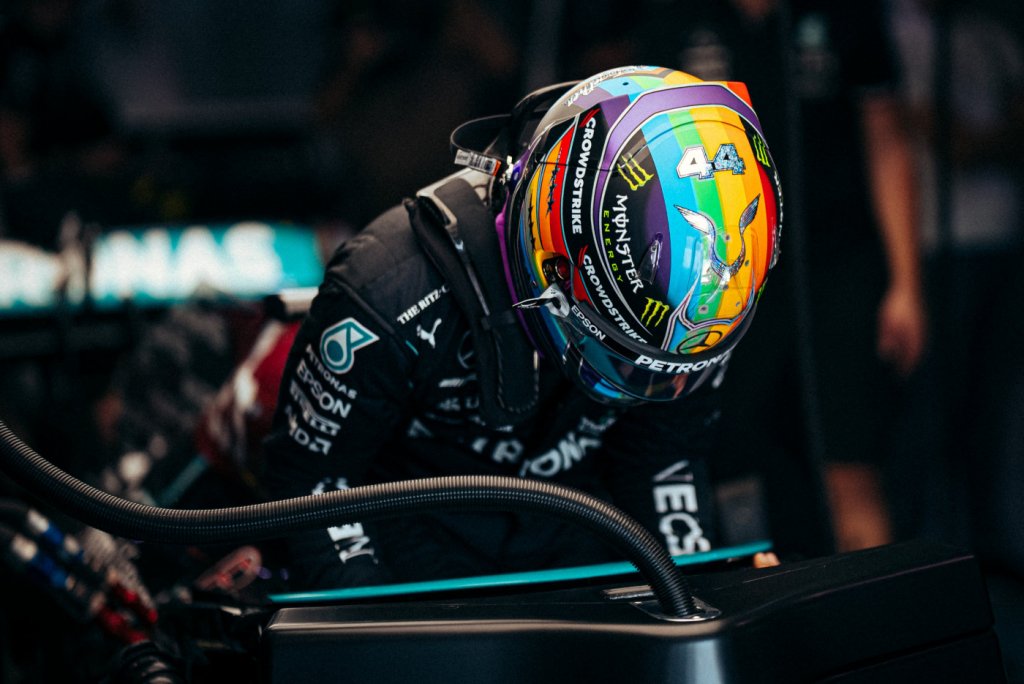Em apoio à luta LGBTQIA+, Hamilton usa capacete com cores do arco-íris no GP do Catar