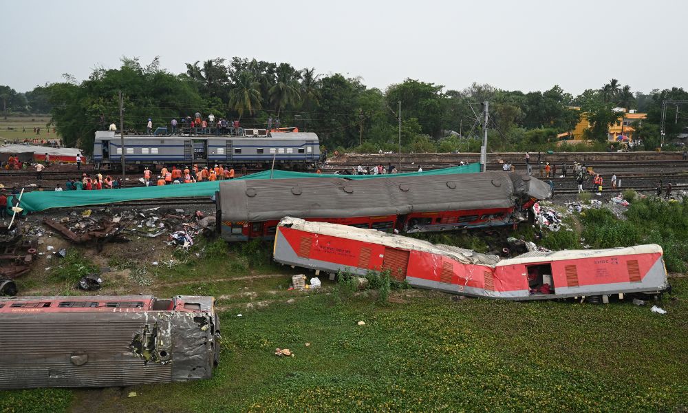 Serviço ferroviário da Índia volta a operar após 51 horas de paralisação devido ao acidente que matou 275 pessoas