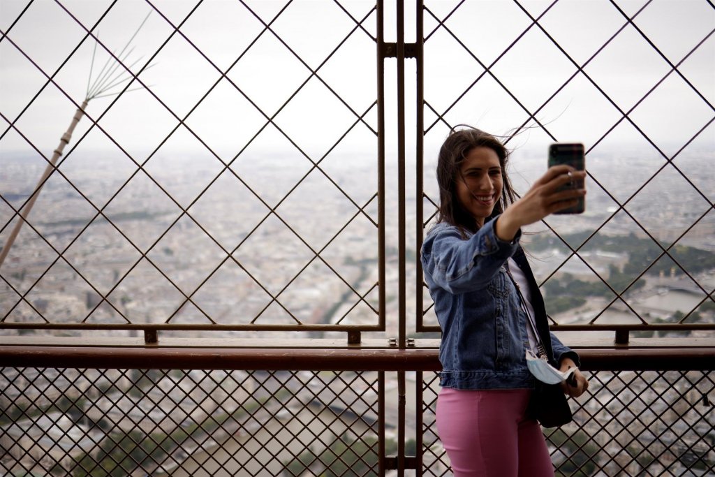 Torre Eiffel reabre para visitantes após oito meses fechada