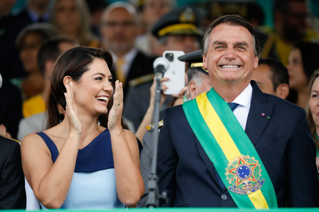 ‘Estou às suas ordens, meu capitão’, afirma Michelle após TSE determinar inelegibilidade de Bolsonaro
