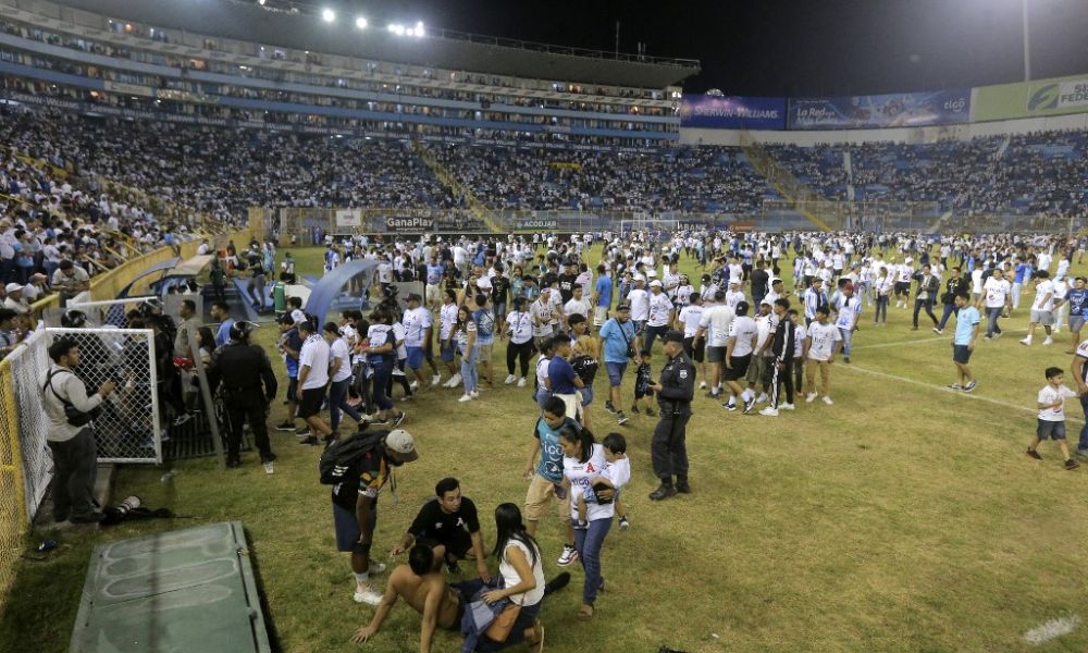 Tumulto durante partida de futebol deixa pelo menos 12 mortos em El Salvador