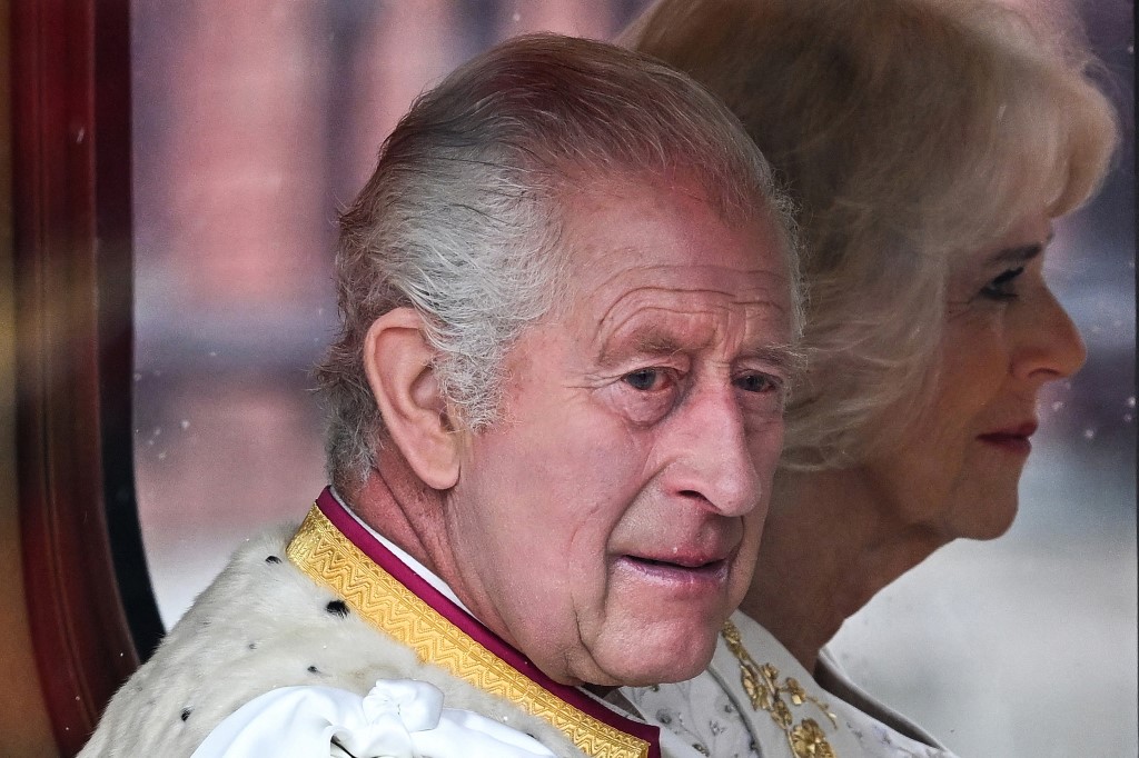 Rei Charles III dá entrada em hospital para se submeter à cirurgia de próstata