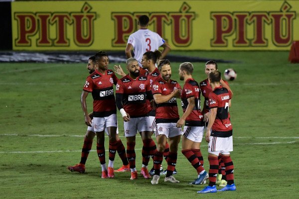 Flamengo vence Bangu por 3 a 0 e segue em primeiro no Campeonato Carioca