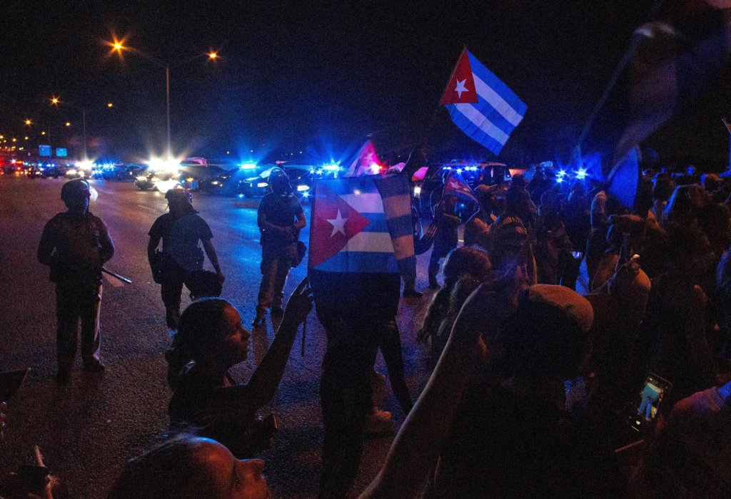 Homem morre durante confronto em protestos contra o governo em Cuba