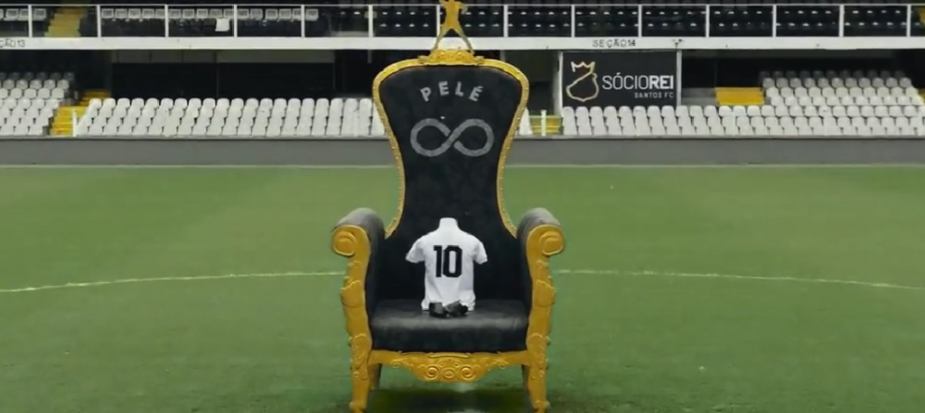 Santos homenageia Pelé com trono na Vila Belmiro, mas é criticado nas redes: ‘O Rei deve estar chorando’