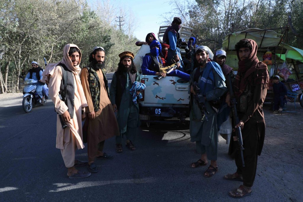 Talibã toma capital do Afeganistão após presidente deixar país
