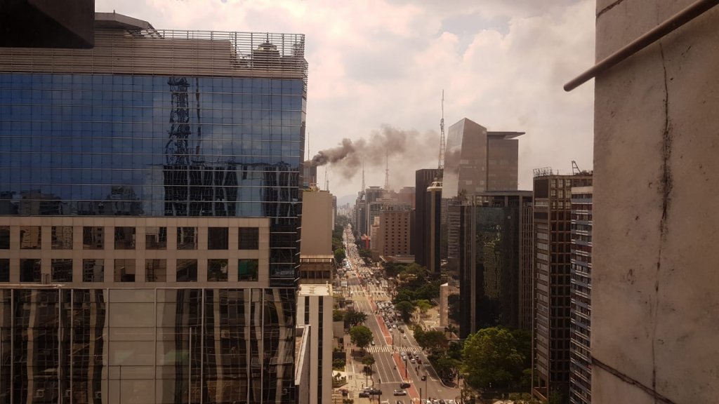 Incêndio atinge prédio na Avenida Paulista
