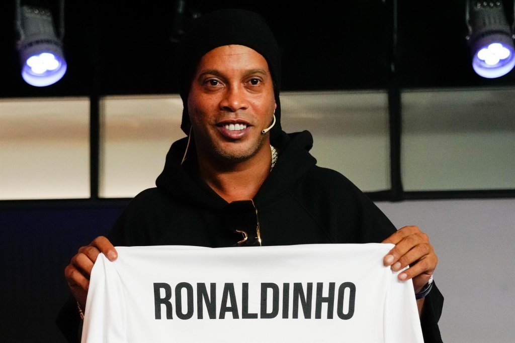 Ronaldinho Gaúcho exalta trabalho de Xavi e indica brasileiro para o Barcelona