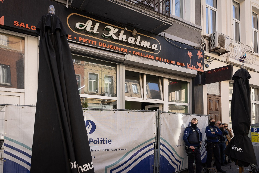 Suspeito de atentado contra torcedores suecos morre após confronto com a polícia em Bruxelas