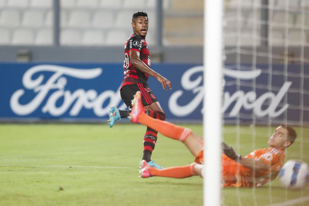 Libertadores: Flamengo vence Sporting Cristal por 2 a 0 em jogo marcado por remarcações
