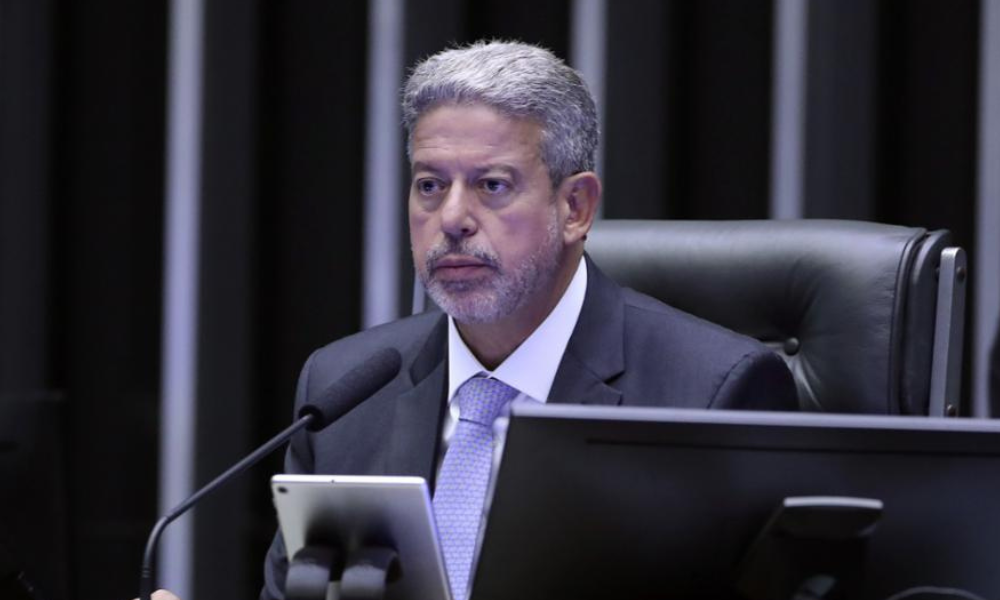 Para pressionar governo pela reforma ministerial, Lira adia votação do arcabouço fiscal
