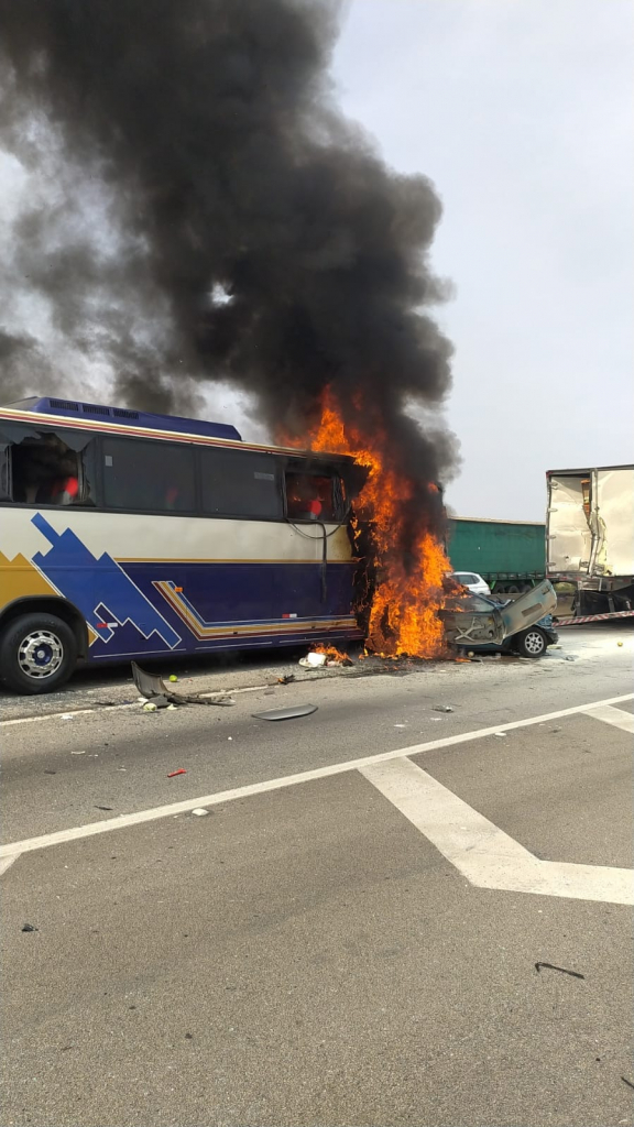 Acidente entre caminhão, ônibus e carros deixa 6 mortos na via Dutra