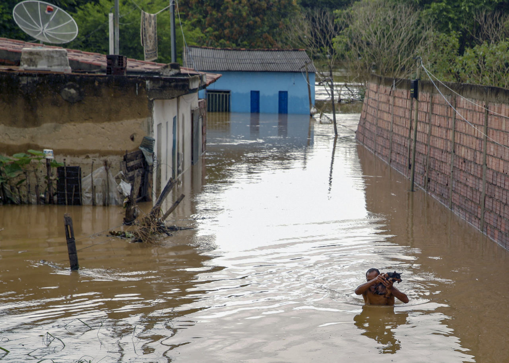 Cidades alagadas na Bahia estão sem água e medicamentos e apelam por ajuda de voluntários