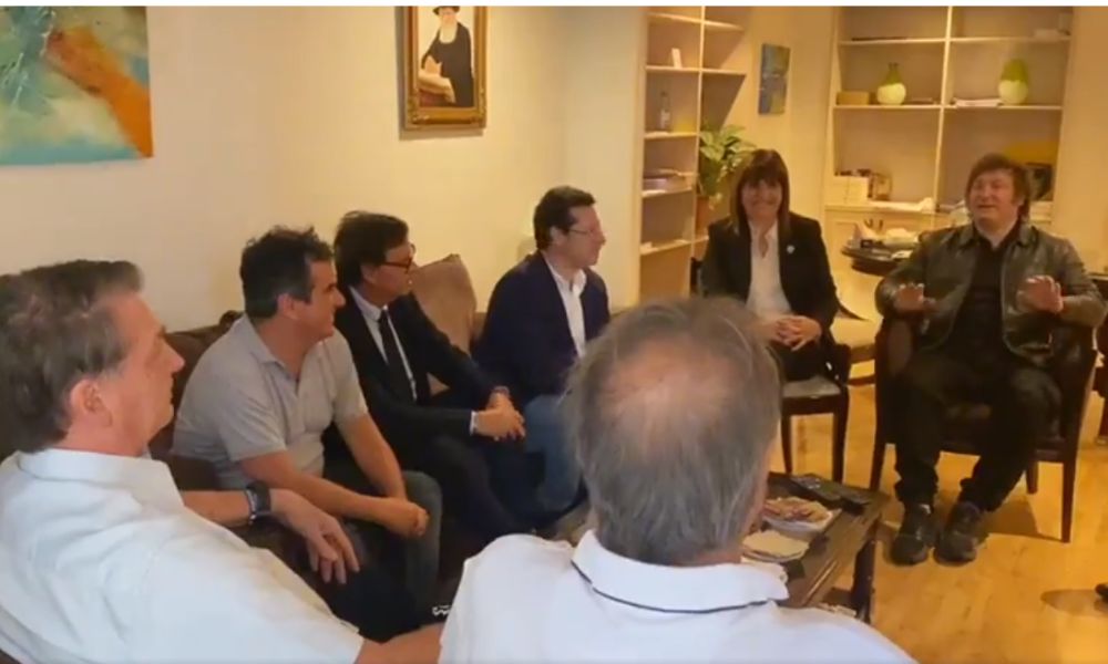 Em Buenos Aires, Bolsonaro se encontra com Javier Milei antes da posse do presidente argentino