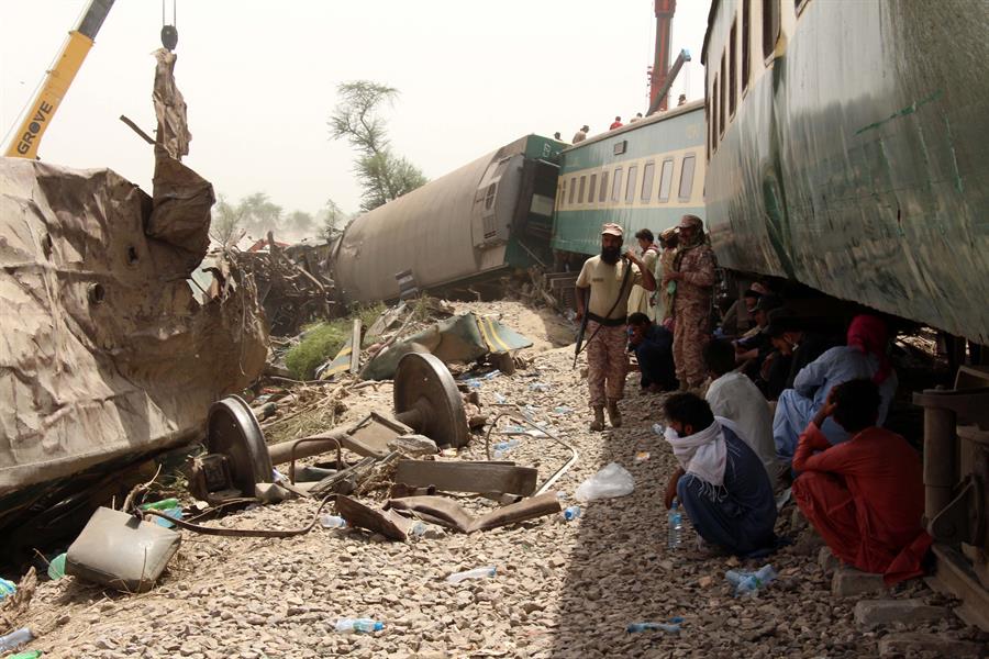 Colisão entre trens deixa pelo menos 40 mortos no Paquistão