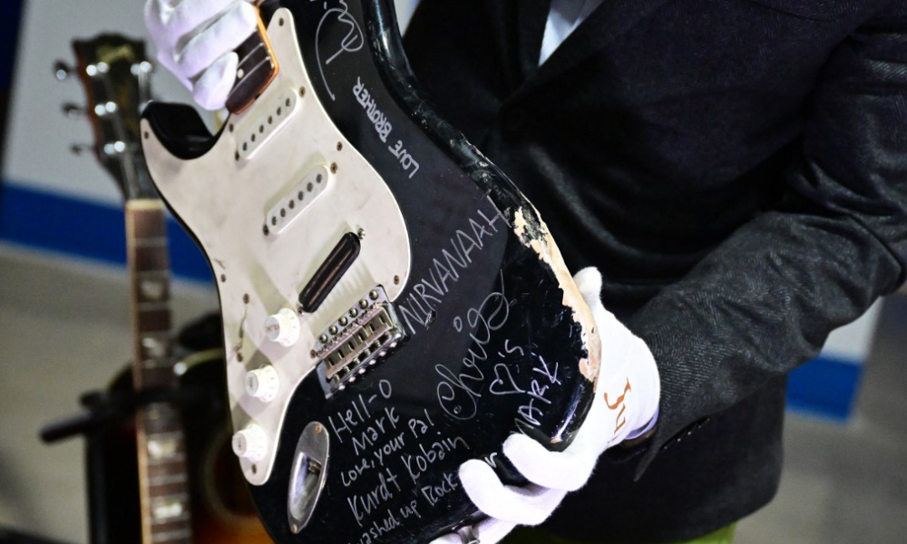 Guitarra destruída por Kurt Cobain é leiloada por quase R$ 3 milhões 