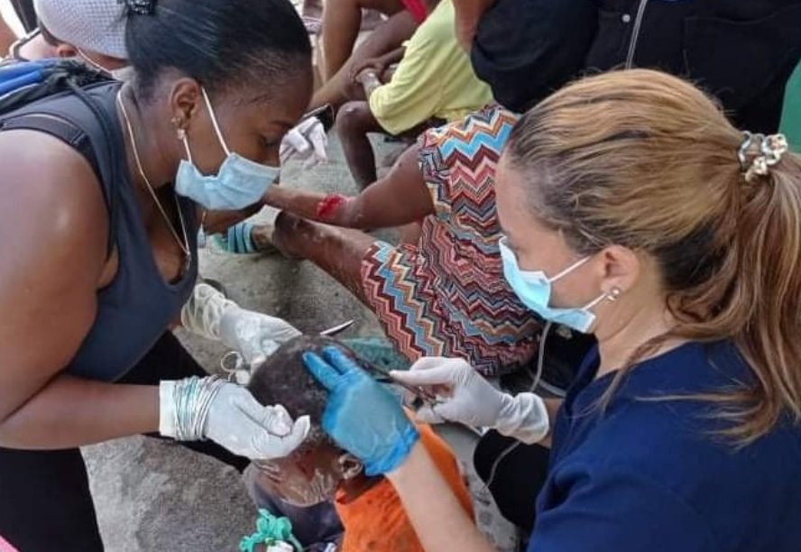 Médicos cubanos ajudam a atender feridos após terremoto no Haiti e EUA oferecem apoio