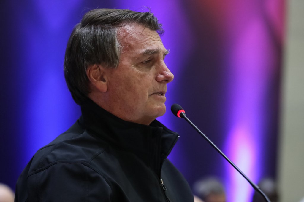 Bolsonaro diz ter vetado distribuição de absorventes para não sofrer impeachment