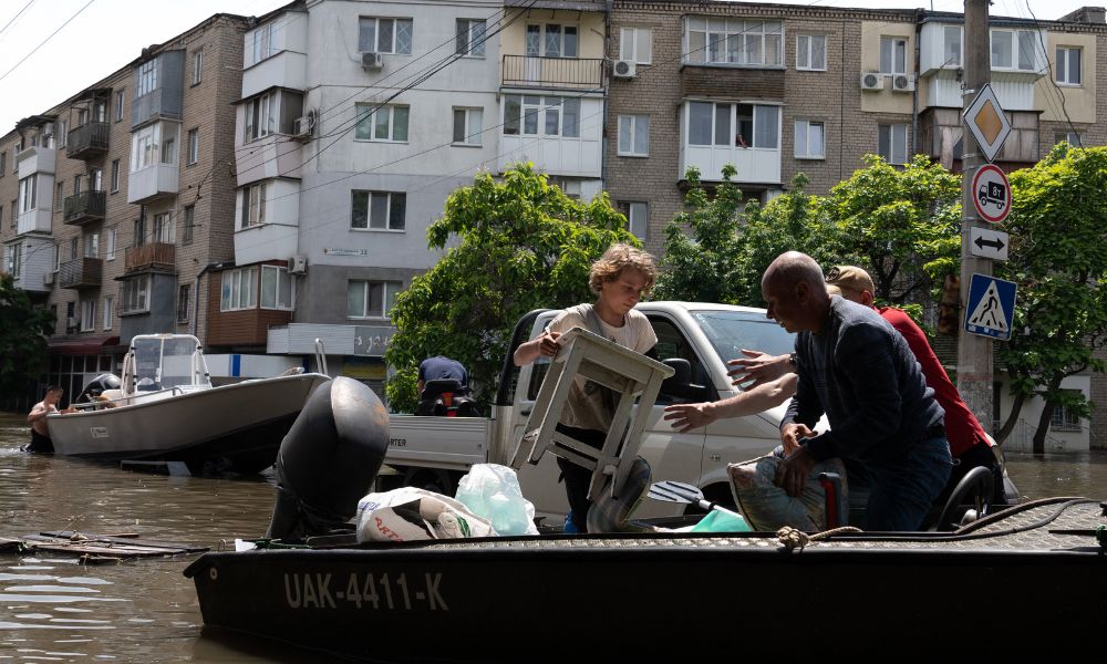 Civis passam a noite em telhados a espera de resgate após destruição da represa na Ucrânia; sete pessoas estão desaparecidas
