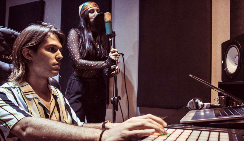 Em nova fase da carreira, Manu Cabanas se inspira em Anitta e lança música com Suri7a