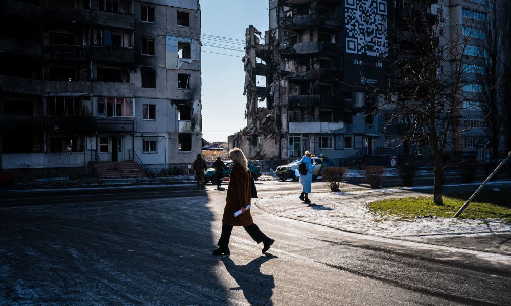 Um ano de guerra na Ucrânia: Confira 20 imagens impactantes do rastro da destruição do conflito