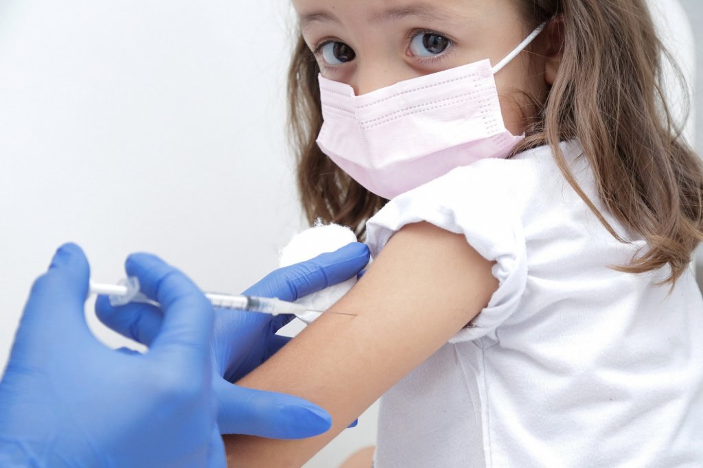 Ministério da Saúde inclui crianças de 5 a 11 anos no plano de vacinação, mas exige autorização dos pais