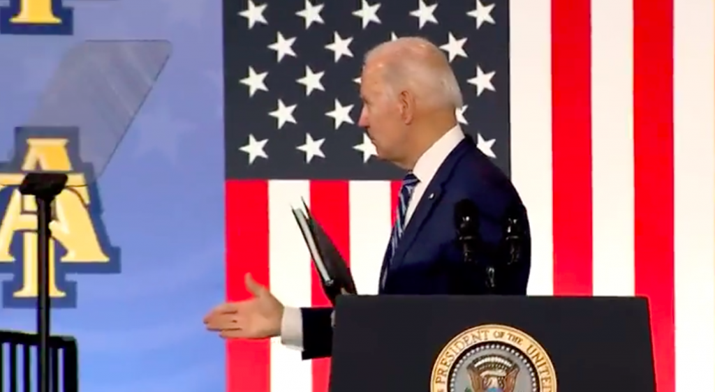 Biden comete gafe e ‘aperta a mão do vento’ após discurso; veja vídeo