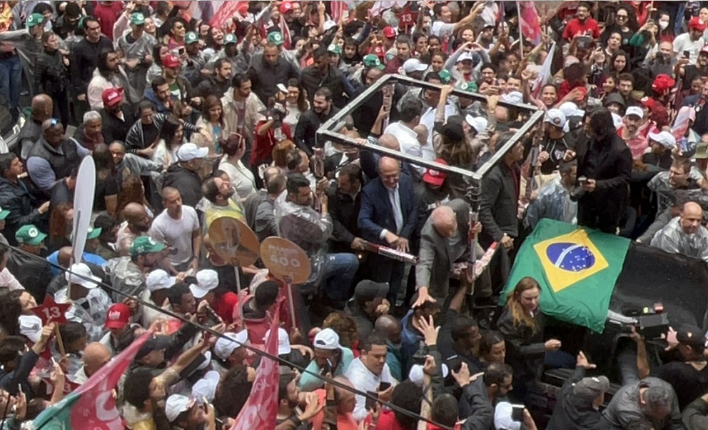 Lula encerra campanha eleitoral em São Paulo e lota Avenida Paulista