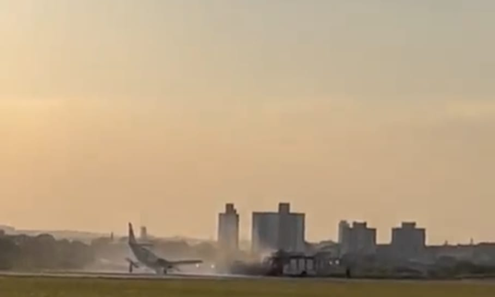 Avião bimotor toca de bico na pista do aeroporto de Sorocaba durante o pouso