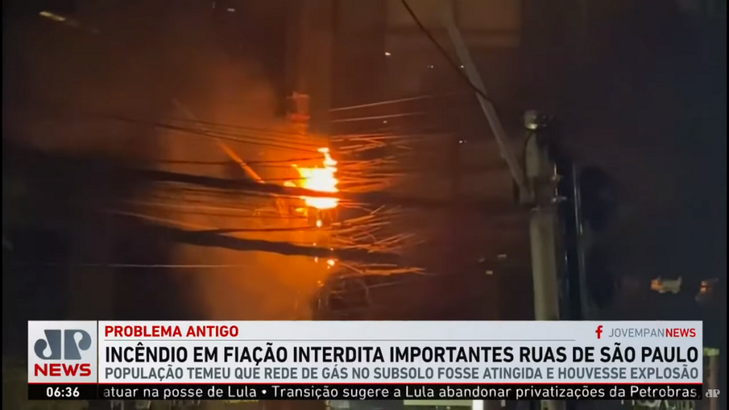 Incêndio em fiação interdita rua na região central de São Paulo