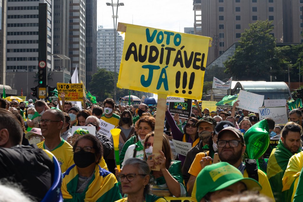 ‘Parabenizo a todos que lutam por liberdade e eleições limpas’, diz Bolsonaro à manifestantes
