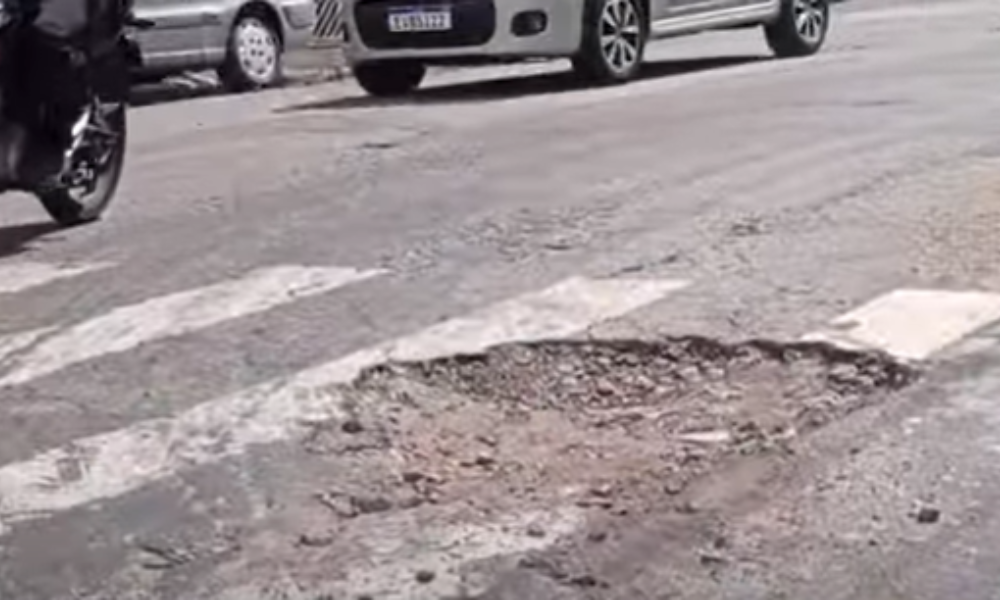 Moradores da Vila Jaguara, na zona oeste de São Paulo, reclamam de excesso de buracos nas vias públicas