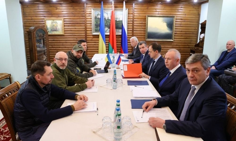 Negociação entre Rússia e Ucrânia termina com pequenos avanços na melhoria dos corredores humanitários