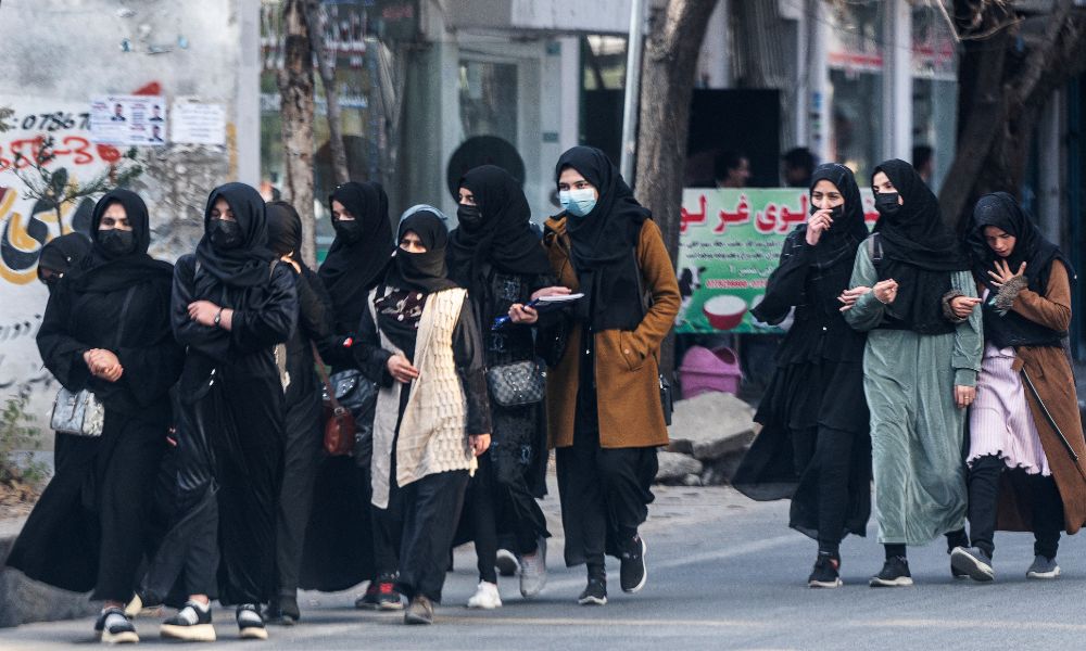 Mulheres são proibidas pelo Talibã de frequentar universidades no Afeganistão
