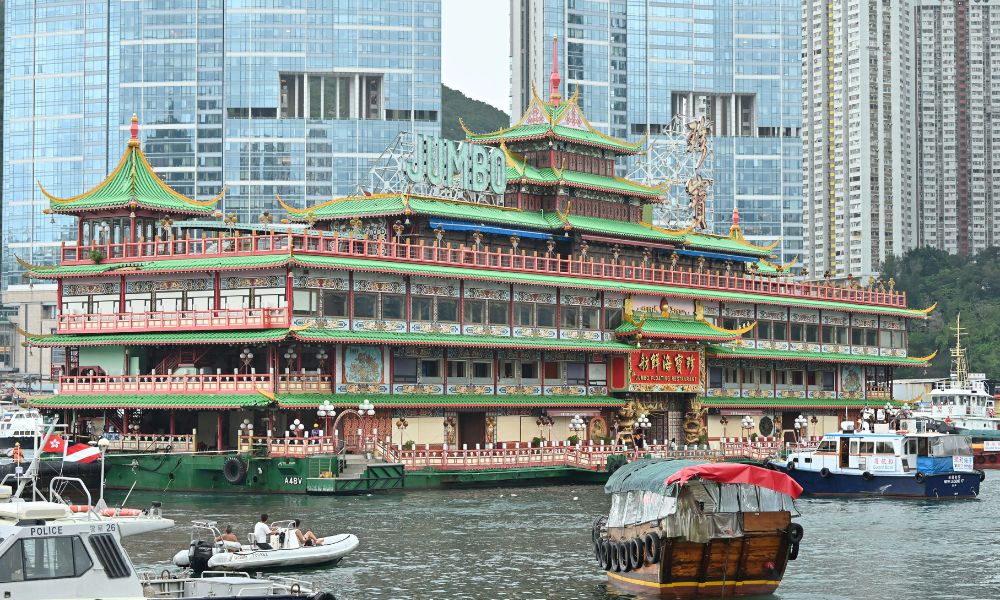 Restaurante flutuante famoso pelos filmes de Hollywood deixa Hong Kong após 50 anos