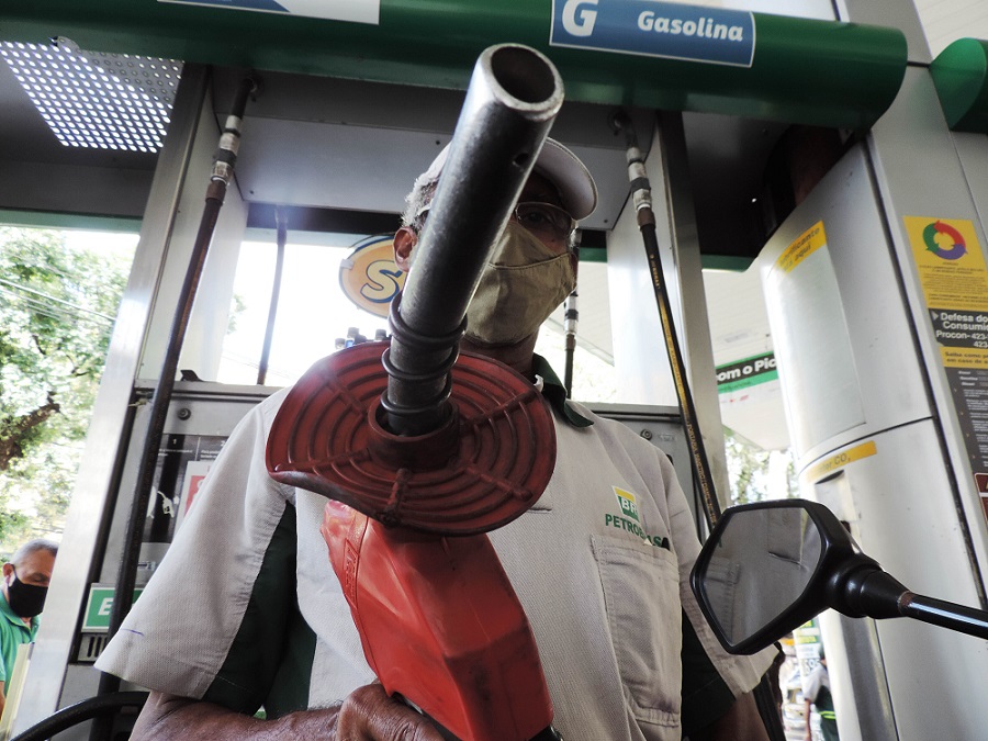 Preço médio do litro da gasolina cresce nos postos pela 3ª semana e chega a R$ 4,91