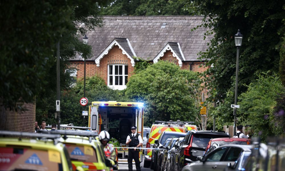 Mulher bate carro em muro de escola, mata uma criança e fere 6 no Reino Unido
