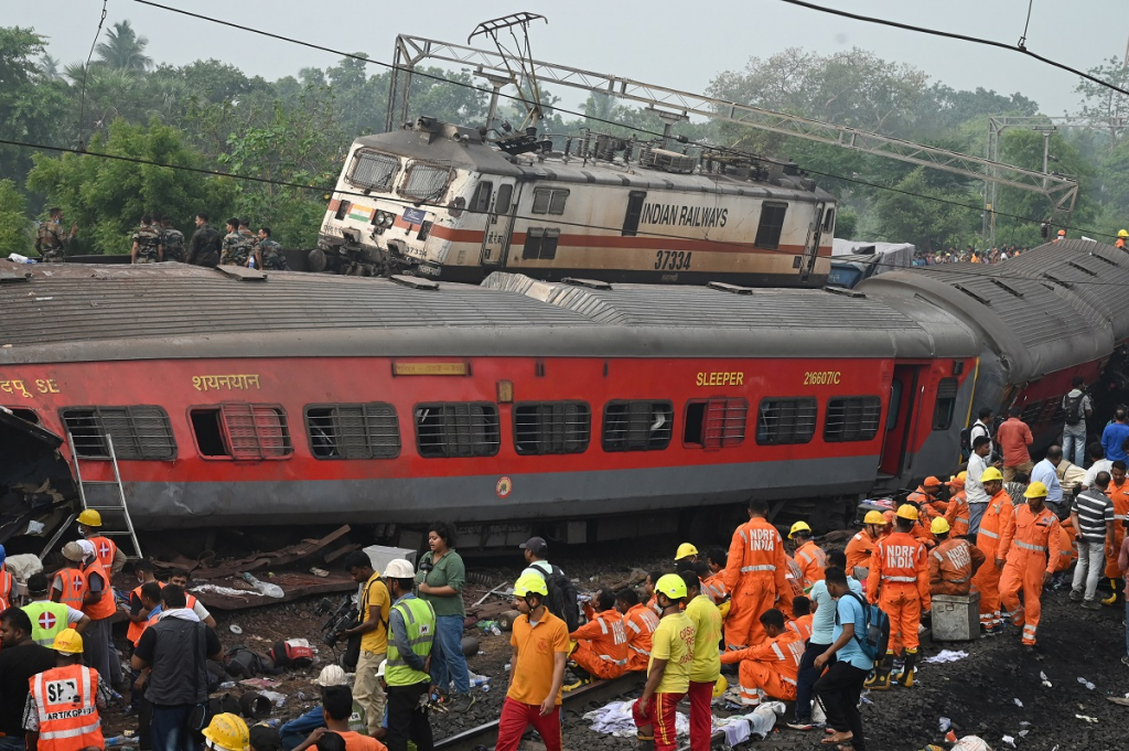 Sobe para 288 o número de mortos em acidente entre trens na Índia