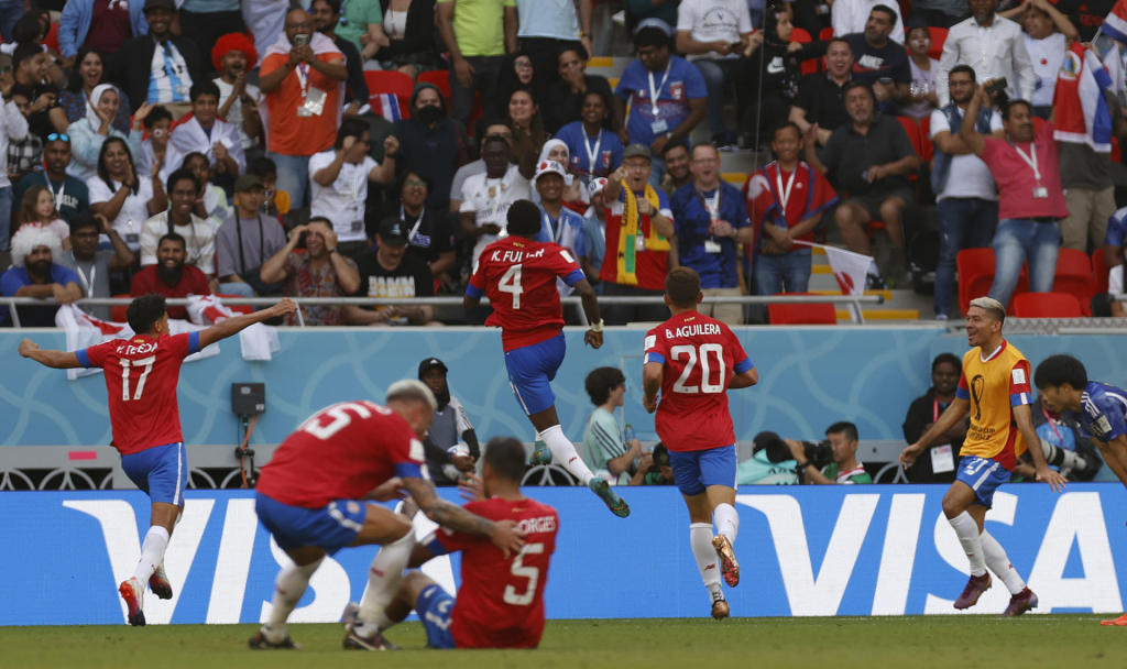 Costa Rica se fecha, surpreende o Japão e vence a primeira no Mundial