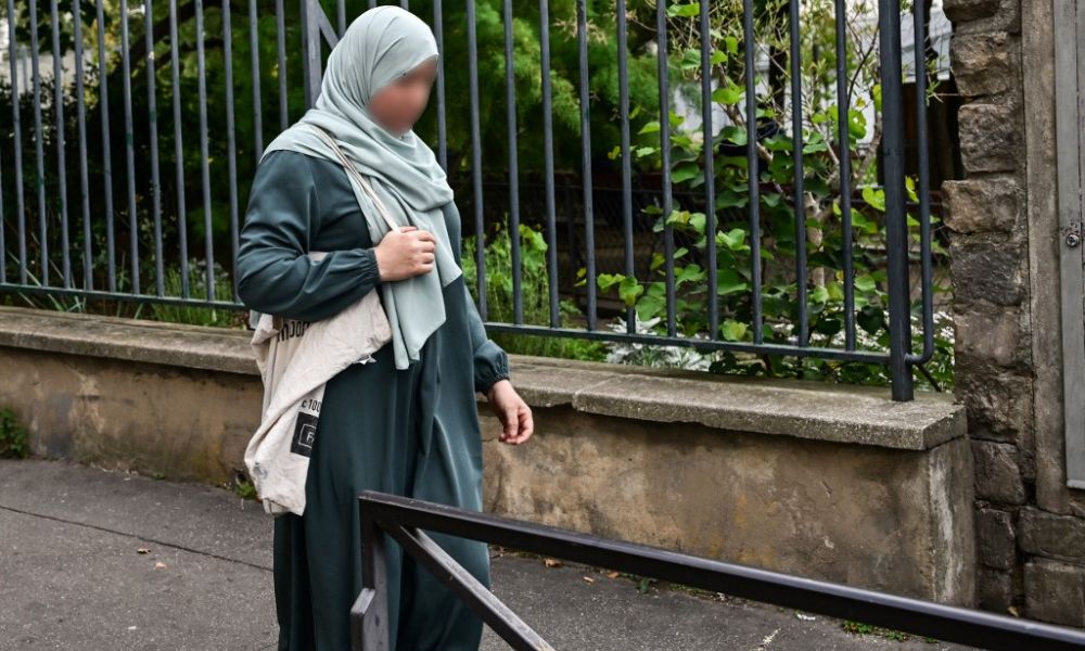 França anuncia proibição do uso de abaya em escolas por considerar que vestimenta ‘vai contra normas de laicidade’