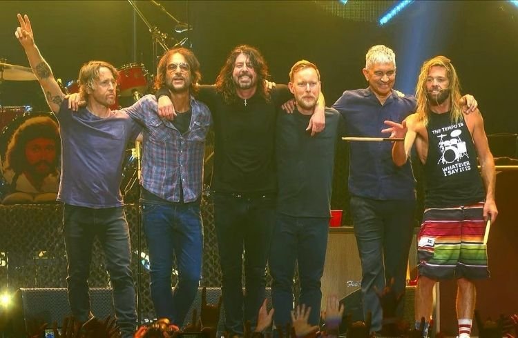 Foo Fighters cancela show no Lollapalooza Brasil após morte do baterista Taylor Hawkins