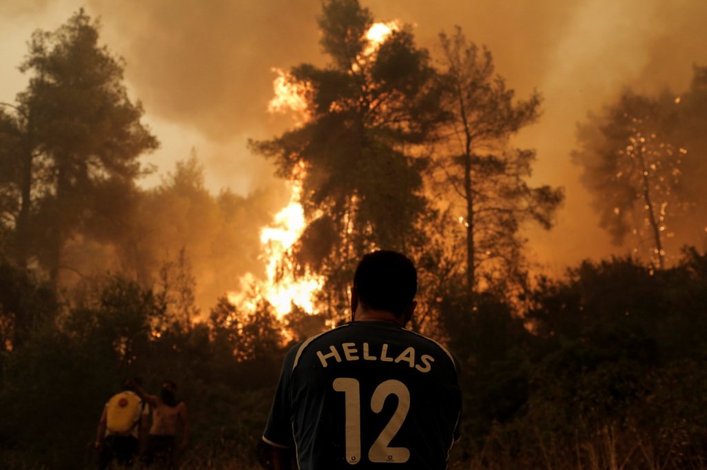 Moradores se recusam a deixar áreas sob risco de fogo na Grécia