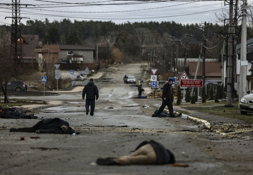 Ao menos 20 corpos são encontrados em uma rua da cidade ucraniana de Bucha
