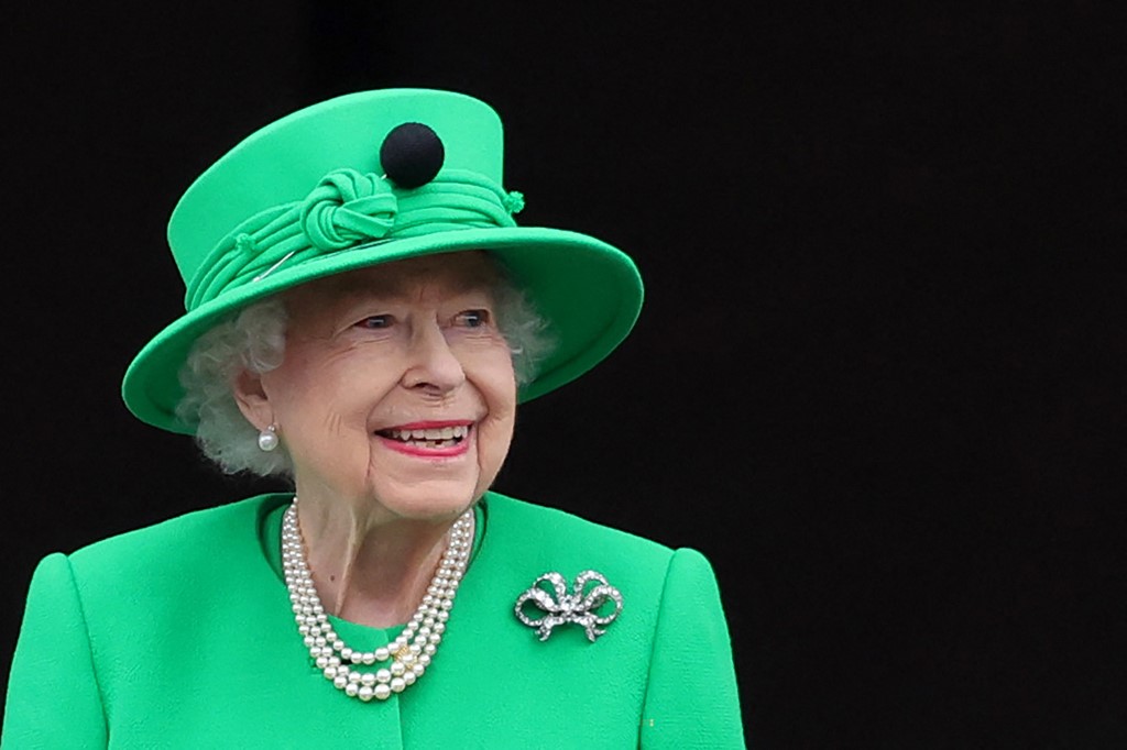 No último dia do Jubileu de Platina, rainha Elizabeth II faz aparição surpresa