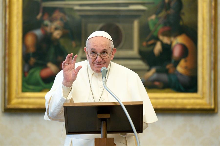 Internado, papa Francisco celebra títulos de Argentina e Itália