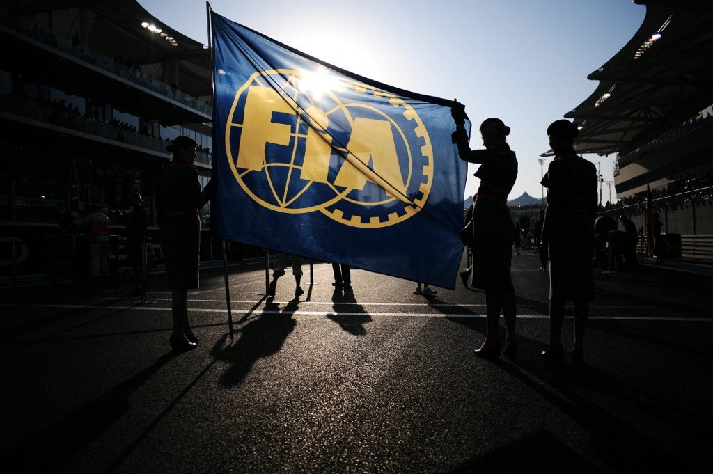 FIA proíbe que pilotos disputem corridas com referências às bandeiras da Rússia e Belarus