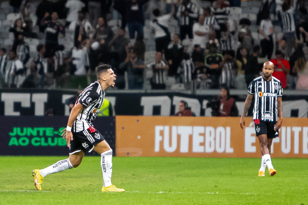Paulinho brilha e Atlético-MG vira contra o Athletico-PR na Libertadores