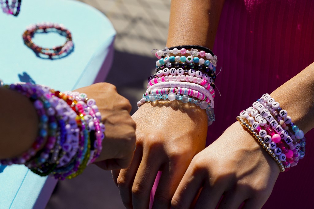 O que são ‘Friendship Bracelets’? Entenda tradição de pulseiras usadas por fãs de Taylor Swift na ‘The Eras Tour’