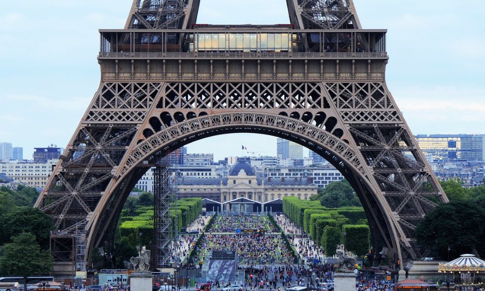 Medalhas olímpicas de Paris-2024 terão pedaços da Torre Eiffel
