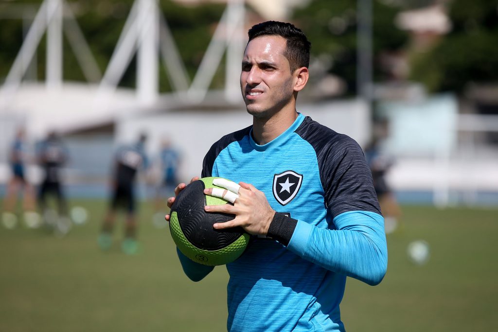 Botafogo encerra novela e renova com Gatito Fernández para 2022